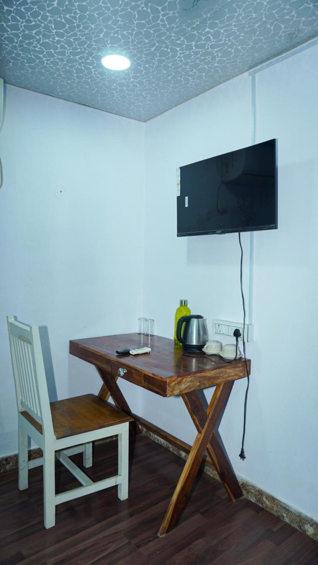 Flips With Mykonos Guest House New Delhi Exterior photo